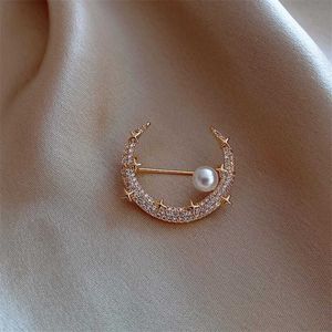 Broches Broches New Elegant Water Diamond Moon Pearl Collier Femmes Crystal Star Crescent Lapel Pin Bijoux De Mode Coréenne Vêtements Accessoires G230529
