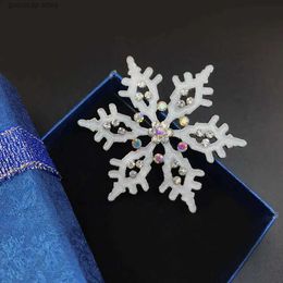 Alfileres Broches Nueva Moda Decoración navideña Broche Brillo blanco con diamantes de imitación Copo de nieve Decoración Regalo Joyería Broche Y240329