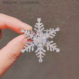 Pins Broches Nieuwe Vrouwelijke Luxe Micro-ingelegde Zirkoon Sneeuwvlok Broche Leuke Fn Broches voor Vrouwen Kleding Pins Parel Hertenkop pak BadgeL231117