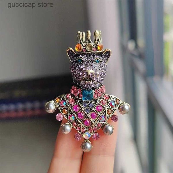 Alfileres Broches Nuevo Medieval Vintage Corona de diamantes completa Perro Oso Pulsera Retro Palacio Estilo Industria pesada Animal Abrigo Pin Hebilla Joyería Y240329