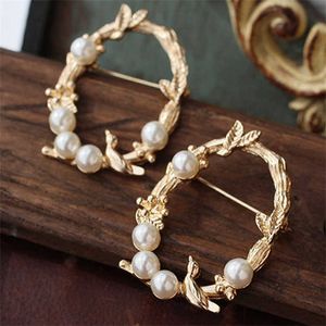 Broches Broches New Women's Vintage Baroque Round Pearl Bird Metal Breast Pin Vintage Chest Set Vêtements Accessoires Haute Qualité Femmes Breast Pin G220523