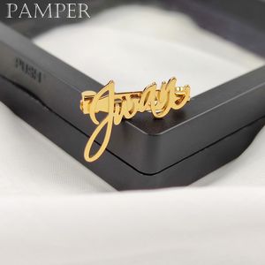 Pins Broscher PAMPER Personlig Kursiv Namn Brosch Anpassad namnskylt Pin Snygg rostfritt stål Unisex kostym Tillbehör Bröllop Brudgum Presenter 230704