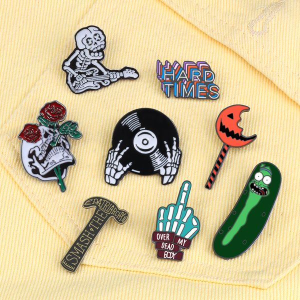 Pins broches Punk Music Lover DJ Skull Enamel Guitar Gothic Dark Skeleton Broche Hard Times Carta Lapa de la solapa Mochila Insignia Joya 230904