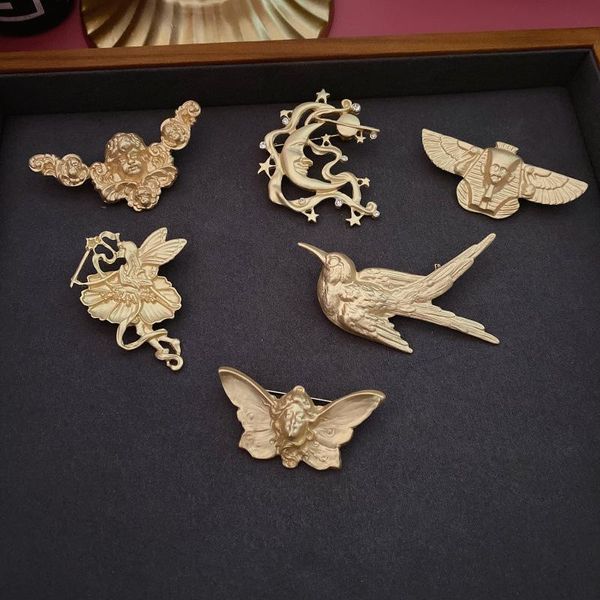 Alfileres, broches Qingdao Sra. Shen Ji Venta al por mayor en Europa y el alivio que restaura formas antiguas Broche de decoración de ropa para hombres Oro mate