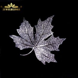 Pins broches queen vintage micro pave cz Canadian Maple Leaf Victoriaanse gestileerde suikerpin bling moeder cadeau sjaaljacht sieraden 230211