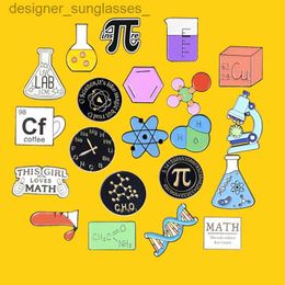 Pins Broches Science Stuff Wiskunde Emaille Pin Reageerbuis Atoommodel Chemisch symbool Erlenmeyer Broche Metalen badge Cadeau aan wetenschapsliefhebberL231117