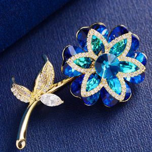 Broches Broches Simple et élégante fleur de cristal bleu adaptée aux femmes luxueuse rose jaune en alliage de zircon plante broche goupille de sécurité G230529