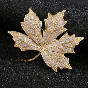 Pins Broches Eenvoudige en elegante parel kristal boom blad geschikt voor vrouwen luxe gouden zirkoon legering plant statement broche veiligheidsspeld G230529