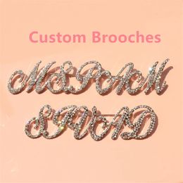 Pins Broches RVS Aangepaste Naam Broche Gepersonaliseerde Pin Badges met Crystal Custom Voor Mannen Echtgenoot Huwelijkscadeau 230704