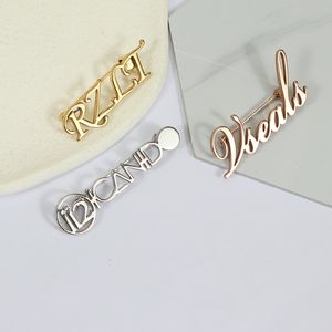 Broches de acero inoxidable con nombre personalizado para mujer, colgante de corazón con letra personalizada, joyería al por mayor, regalo de amistad 230704