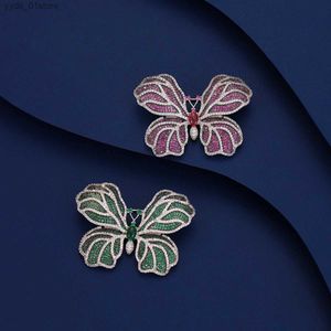 Pins Broches SUYU Herfst Mode Dames Lichte Luxe Vlinderbroche Rose Rode broche Groene Kledingaccessoires Pin Geschenkdoos L240323