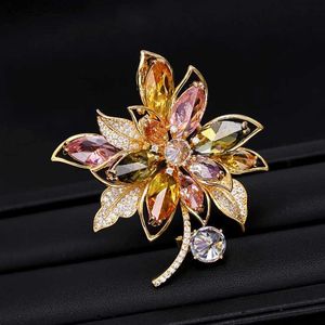 Broches Broches SUYU couleur cubique zircone Corsage mode tempérament costume manteau boucle ardillon accessoires Vintage fleur broche L240323