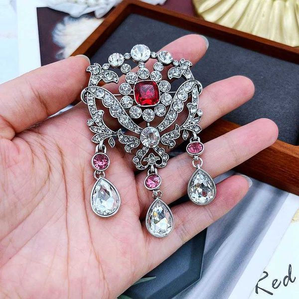 Broches Broches Larme Pendentif Verre Broches Rouge Rose Cristal Bijoux Décoration Élégant Pins Femme Accessoires HKD230807