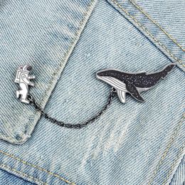 Broches Broches Univers Voyage Astronaute et Baleines Émail Broche Dessin Animé Poisson Broche Out Espace Étiquette Pins Denim Vestes Broches Badge Bijoux Z0421