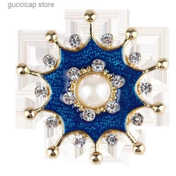 Pines Broches Vintage Esmalte Gota Aceite Rhinestone Broche Revivalismo Temperamento Leyenda Azul Emblema Accesorios de ropa para hombres y mujeres Y240329