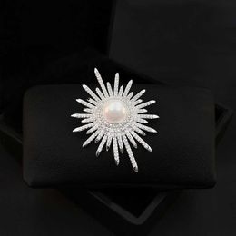 Spille Spille Vintage Semplice Elegante Perla Cristallo bianco Girasole Spilla da balia Spilla da donna in argento con zirconi di lusso da donna G230529