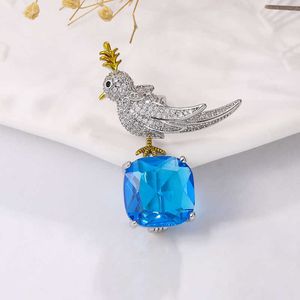 Alfileres Broches WEIMANJINGDIAN Nueva llegada de alta calidad Cubic Zirconia Bird Ice Cube Jewelry Chest G230529