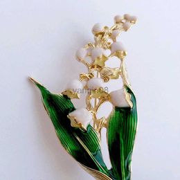 Pins Broches Witte Bloemen Blad Broche Trendy Legering Emaille Lelie Vallei Goud Kleur Broche Pin Hoge Kwaliteit Sieraden Voor Vrouwen HKD230807