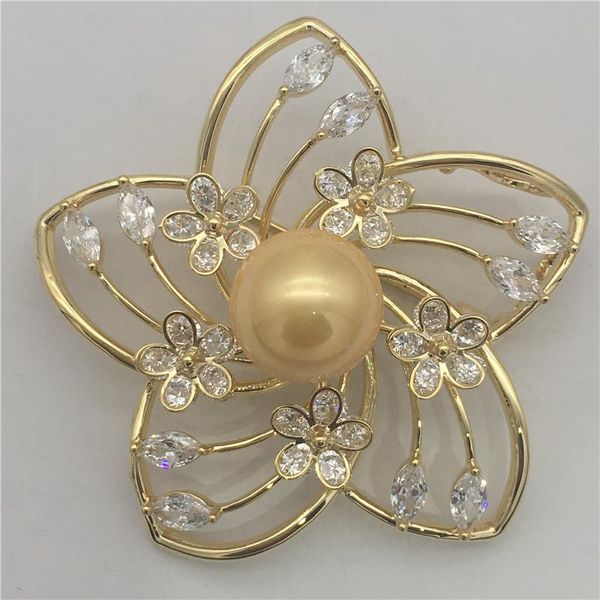 Pines, Broches Venta al por mayor Estilo seductor Austria Zircon Inlay Yellow Shell Pearl Broche Bufanda Clips Breastpin