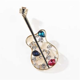 Broches Broches Femmes et hommes guitare creuse cristal vêtements créatifs broche luxe corset opale poitrine accessoires G230529