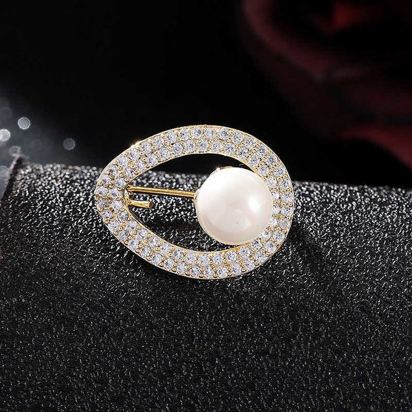 Broches de alfileres Moda para mujer simple perla cristal ovalado de lujo para mujer aleación de circón dorado broche geométrico pin de seguridad G230529