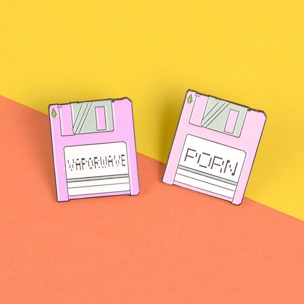 Alfileres Broches XM-funny Fashion Cartoon Pink Memory Card Broche Bolsas Ropa Todo-fósforo Joyería GiftsPins