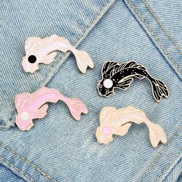 Alfileres Broches Yin Yang Fish Pins Dibujos animados Koi Carp Broches Mujeres Hombres Chaquetas de mezclilla Solapa Esmalte Pin Bolsa de pescado japonés Insignia Niños Joyería Regalos Z0421