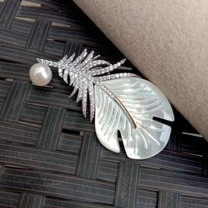 Broches broches YYGEM naturel sculpté en forme de cuir blanc coquille de mer vadrouille Cz pavé blanc perle broche 231101