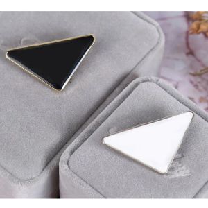 Pins Designers Métal Triangle Lettre Broche Femmes Fille Triangle Broche Costume Épinglette Blanc Noir Mode Bijoux Accessoires