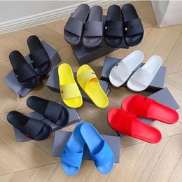 Piscine zwembad reliëf print Rubber Slides Sandalen Platte pantoffels Ronde neus hoge kwaliteit Unisex luxe ontwerpers Mode Vrijetijdsschoenen fabrieksschoeisel maat 35-46