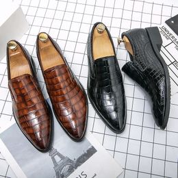 Les chaussures richelieu rétro à carreaux portent des chaussures pour hommes de style britannique à bout pointu des chaussures décontractées d'affaires de luxe simples