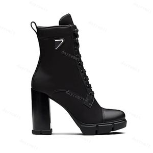 Bota con placa Bota de diseñador Botas de moda para mujer Botines de tela de cuero y nailon para mujer Tobillo Biker Australia Invierno Tacón grueso