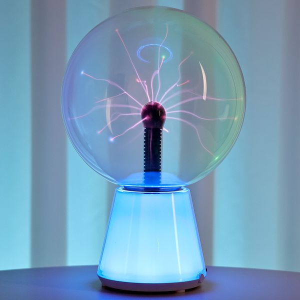 Éclair magique plasma comme une petite sphère électrique statique veilleuse