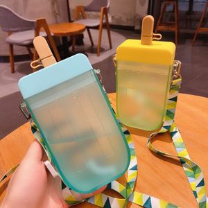 Vasos de plástico 300 ml sin BPA Biberones Taza para beber con pajita Tazas a prueba de fugas Cinta Portátil Niños Botella de agua linda Frasco helado colorido A02