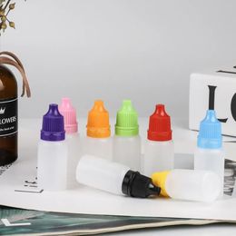 Flacon compte-gouttes en plastique Flacons compte-gouttes liquides en plastique compressibles pour les yeux avec bouchon à l'épreuve des enfants Flacon compte-gouttes pour solvants Essence Collyre Saline JN16