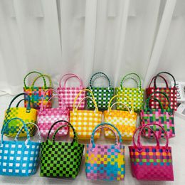 Plastic handgeweven tas kleine vierkante tas handgeweven tas kinderen groentemand souvenir geweven mand handtas