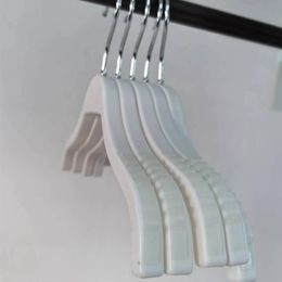 cintre en plastique Parent de plaque de logo personnalisé avec épaules anti-esplip