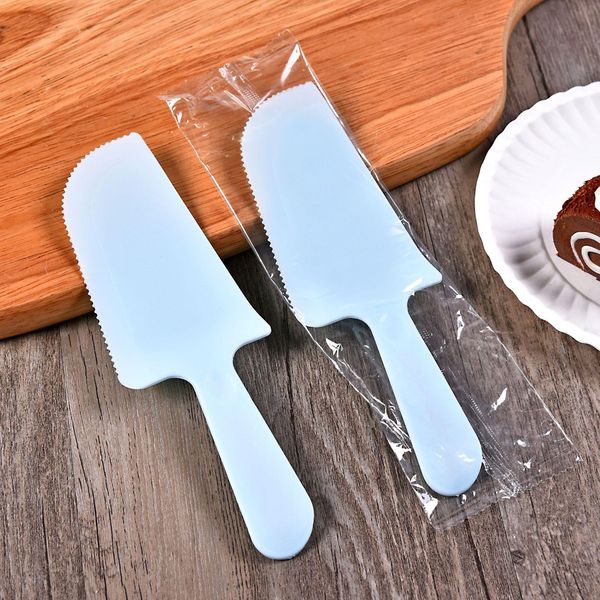 Cortador de pastel de cuchillo de plástico con herramientas de pastel dentadas Cuchillos desechables empaquetados individualmente Accesorios para hornear de cocina DIY RRB15840