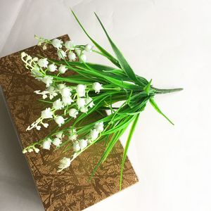 2 pcs/lot plastique chanceux herbe muguet herbe imitation herbe fleurs fleurs artificielles tenant des fleurs