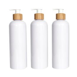 Plastic glanzende witte fles huisdier bamboe houten kraag lotion pomp lege shampoo douchegel navulbare cosmetische verpakking container 500ml