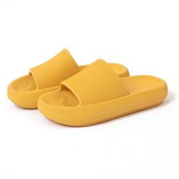 Pantoufles cool à semelles épaisses en plastique pour intérieur style parent-enfant à semelles souples salle de bains pour hommes et femmes pantoufle jaune