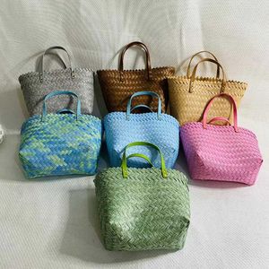 Bolsa tejida de plástico Bolsa tejida de paja similar a la ratán Cesta pequeña portátil Bolso femenino 230301