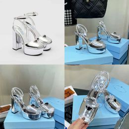 Plateau raso metallic peep-toe platform sandalen dikke blok hoge hakken enkel plaque riem hakken pompen ontwerper schoenen dames fabrieksschoenen originele kwaliteit