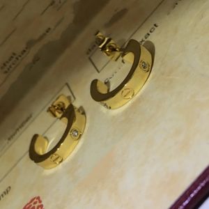 Geplaatste ontwerpers merkontwerper oorbellen klassieke brief charme earring elegante vrouwen premium cadeau paar 18k gouden geometrische oorbel voor trouwfeestaccessoires