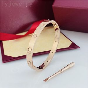 Geplaatste gouden bangle trendy diamanten schroefarmbanden voor vrouwen buiten shopping love sieraden mode accessoires sierlijke heren designer armbanden delicate c23