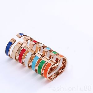 Pulsera chapada en oro, pulseras para hombre de diseño, joyería de lujo, brazaletes blancos y negros de moda para mujer, pulseras punk de amor con margaritas para mujer, moda C23