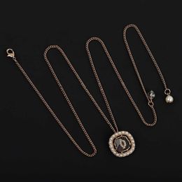 Collar de diseñador de lujo plateado para mujeres Fritillary Forma de la marca Collar Collar de la cadena de gargantillas Accesorio de joyería Alta calidad 240415