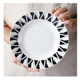 Platen 4 Sets Europese Stijl Licht Keramiek Diner Plaat Huishouden Phnom Penh Servies Creatieve Westerse Maaltijd Vajilla Talheres