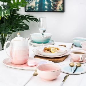 Platos de cerámica azul y rosa claro, vajilla dorada, plato de porcelana, tazón taza de café, tazón, tetera, mesa, decoración elegante para fiesta
