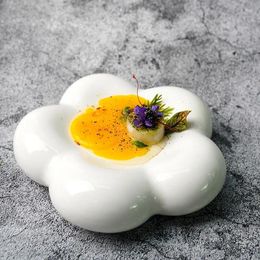 Plates keramische plaat met verdikte bloemen op de creatieve positie van moleculaire gerechten onregelmatig restaurant mollig